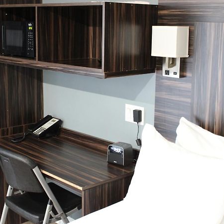 Olux Hotel-Motel-Suites Лаваль Екстер'єр фото