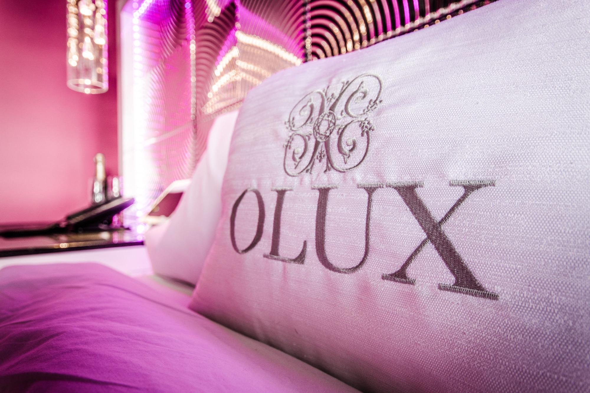 Olux Hotel-Motel-Suites Лаваль Екстер'єр фото